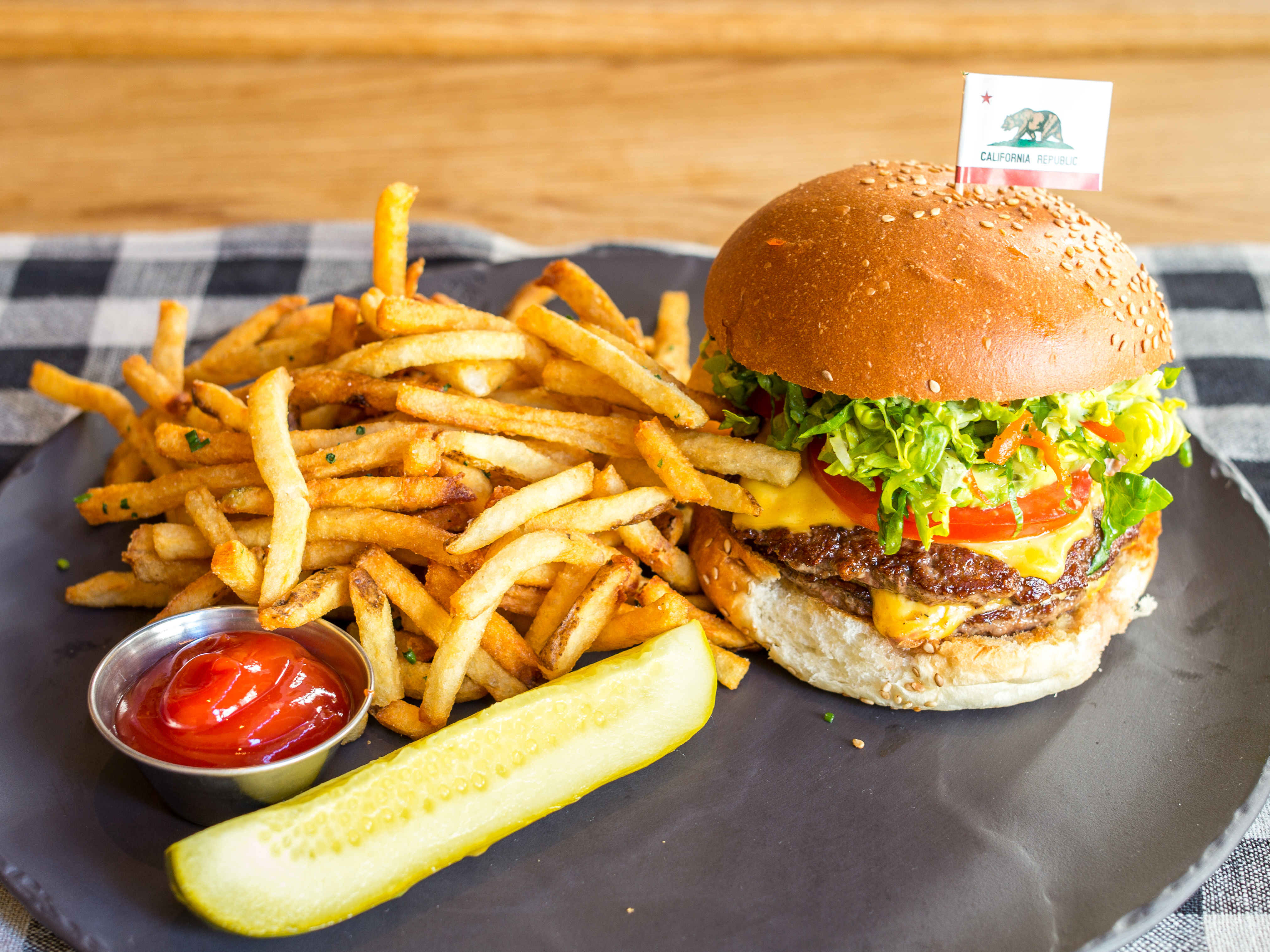 Bufê Monster Burguer com mini hambúrgueres